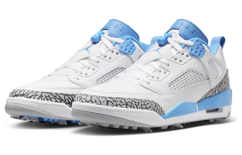 Jordan Spizike Golf UNC: University Blue op de green (5)