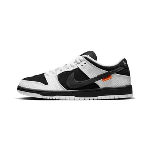TIGHTBOOTH x Nike SB Dunk Low (FD2629-100): metalen platen in wit leer, en één oranje labeltje