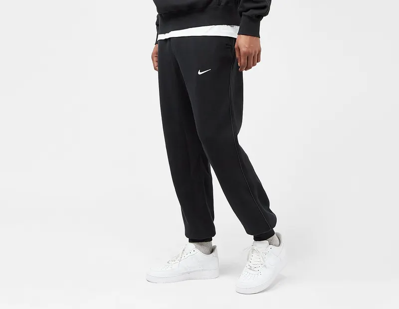 Nike sneaker Black (FN7661-010 Ons model is 1.90m and draagt Size medium.)