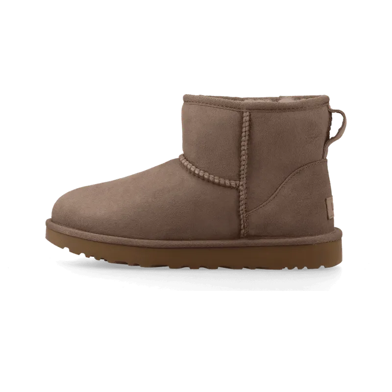 UGG Classic Mini II “Caribou” (1016222-CRBO) — de mini-boot die je winter draagbaar maakt