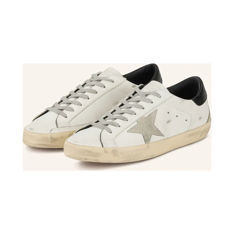 Golden Goose Super-Star mit schwarzer Fersenlasche und Metallnieten – White (GMF00102F000318)