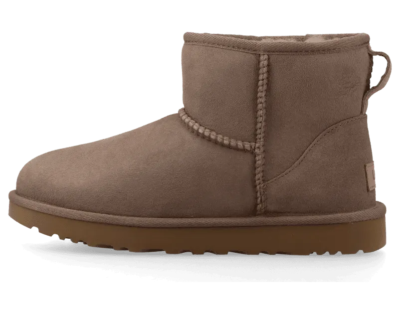 UGG Classic Mini II “Caribou” (1016222-CRBO) — de mini-boot die je winter draagbaar maakt
