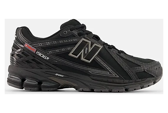 New Balance 1906 “Black Silver Metallic”: heb je die isolatie nodig?