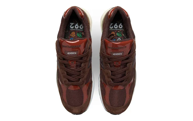 Aminé x New Balance 992 “Outdoor School” (U992NE): bruin suède met een randje lak (3)