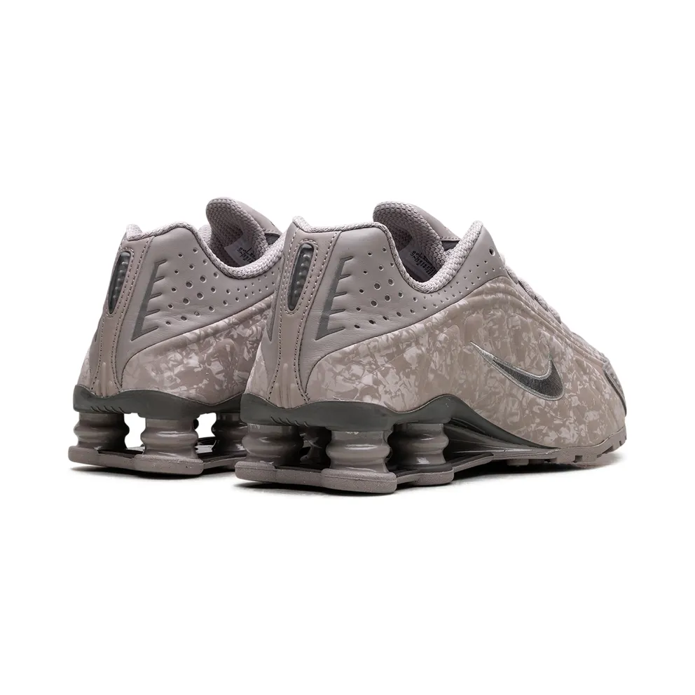 Nike Shox R4 “Flat Pewter Floral” (HV0934-001)