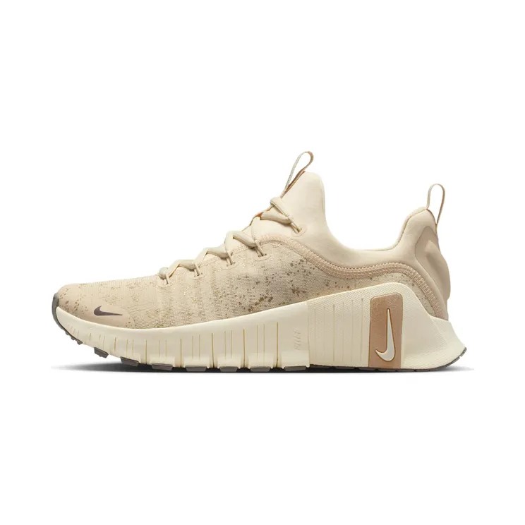 Nike Free Metcon 6 SE “Light Khaki / Coconut Milk / Metallic Gold Grain / Cave Stone” (IB6549-200)