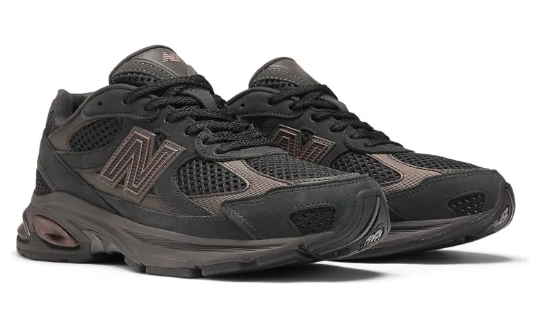 New Balance 2010 “Black Iridescent”: zwart met een olieglans (4)