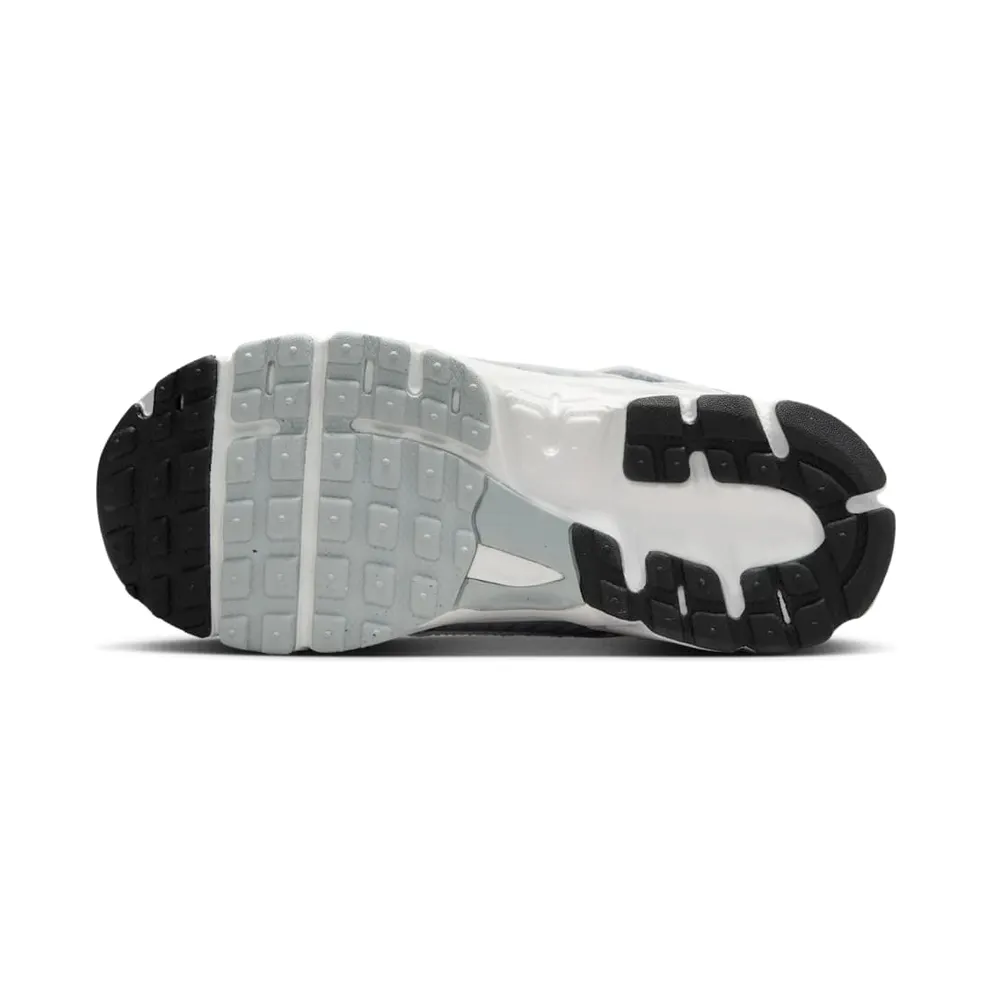 Nike Zoom Vomero “Pure Platinum / Summit White / Dark Grey / Metallic Silver” (HF6999-008)