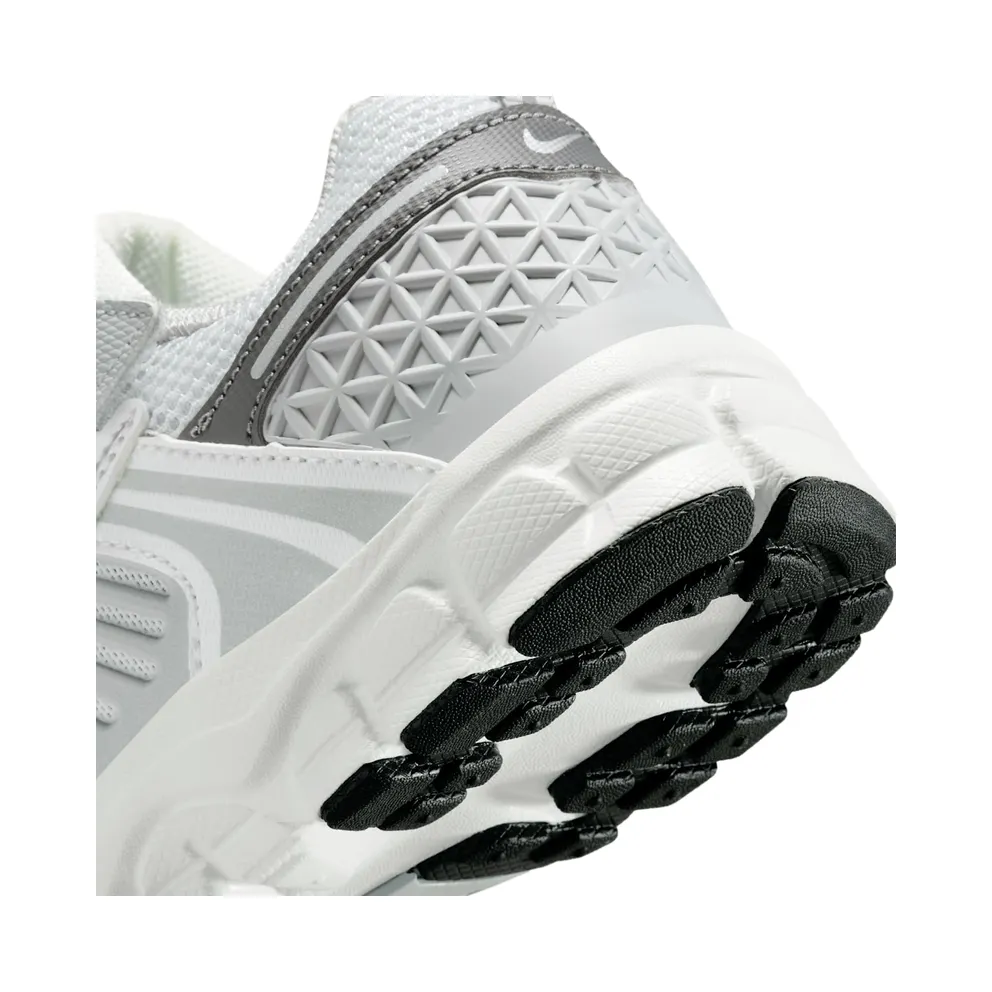 Nike Zoom Vomero “Pure Platinum / Summit White / Dark Grey / Metallic Silver” (HF6999-008)