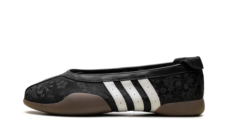 adidas Taekwondo Mei “Core Black”: plat profiel met een verborgen bloemenprint