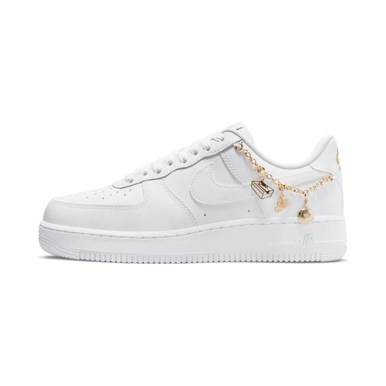 Nike Air Force 1 “Lucky Charms”: de witte sneaker die zijn sieraad al bij zich heeft