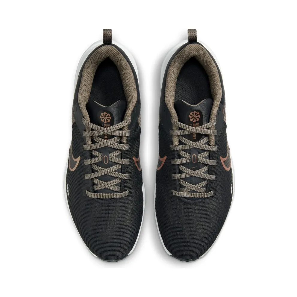 Nike Downshifter 12 (straat) “Dark Smoke Grey / Olive Grey / Metallic Copper / Metallic Silver” (DD9294-008)