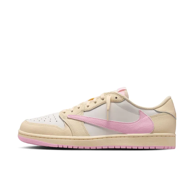 Travis Scott x Air Jordan 1 Low “Shy Pink” (IQ7604-100): €159,99 op SNKRS, €388 daarbuiten. De collab als verdienmodel