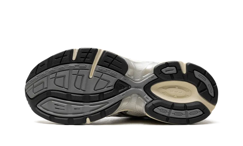 Asics GEL-1130 “Cream Clay Grey”: tonal dressing op z’n best (4)