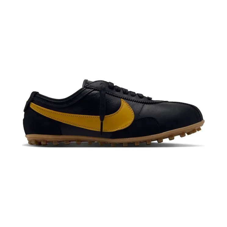 Nike Moon Shoe OG Leather SP “Black” (IU3162-001): zwart leer met een okergele swoosh