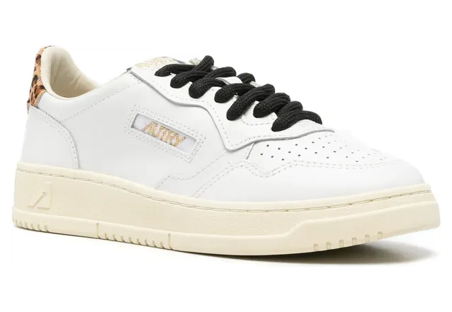 Autry Medalist LOW “White” (AULW OC02) (2)