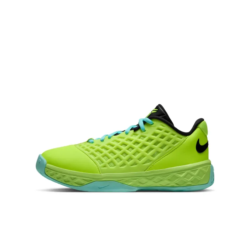 Nike Kobe 3 Low Protro “Mismatch” (IZ7934-900): links groen, rechts blauw, vandaag alleen in kidsmaten