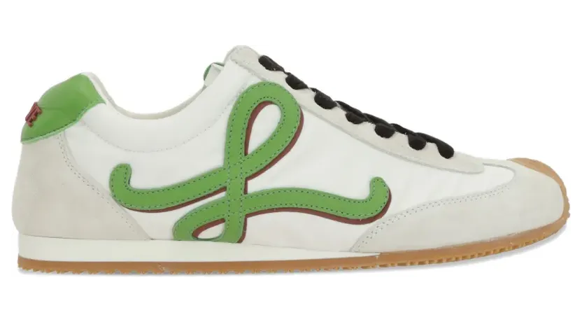 LOEWE Asymmetrische Sneakers mit emailliertem Anhänger – Weiß (LBR2282X31)