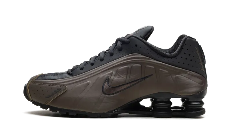 Nike Shox R4 “Ironstone Off Noir” (AR3565-007)