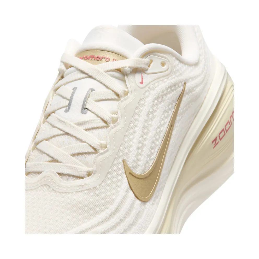 Nike Vomero Plus “Sail Metallic Gold Grain” (HV8154-109)