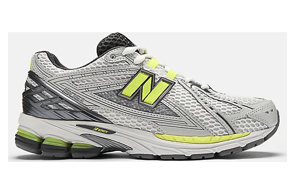 New Balance 1906 “Light Silver Metallic”: zilver met groene ondertoon