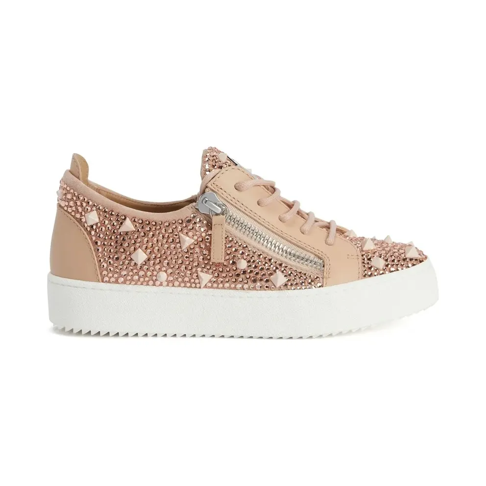 Giuseppe Zanotti Sneakers basses confectionnées en cuir et daim beiges avec lacets en coton assortis, dotées d’un détail signature » en métal argenté sur la languette, de fermetures à glissière argentées sur les côtés de la tige ainsi que d’une broderie en strass roses av (RW20012003)