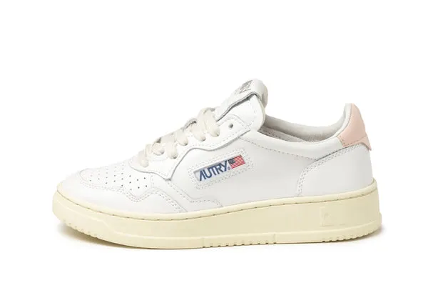 Autry Medalist Low “White Pink”: Italiaans wit met een zachte blos