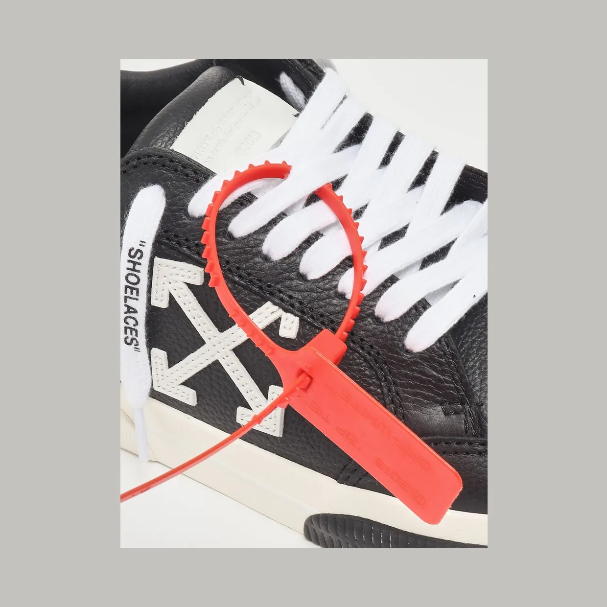 Off-White Vulcanized Low-Top Leather Sneakers with Contrasting Arrow Logo Black (OMIA293C99LEA0021001) (4)