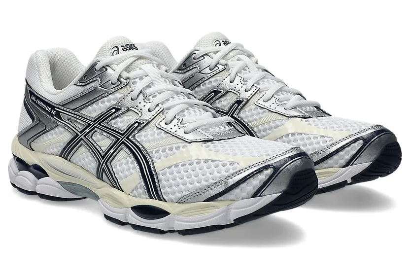 Asics Gel-Cumulus 16 “White Midnight”: wit-navy voor elke dag (2)