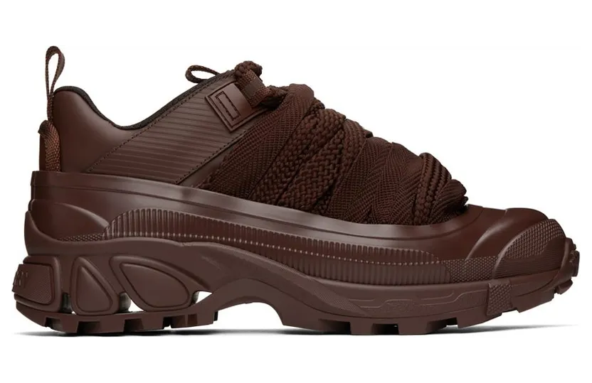 Burberry Arthur – “Deep Earth Brown” (8058985)