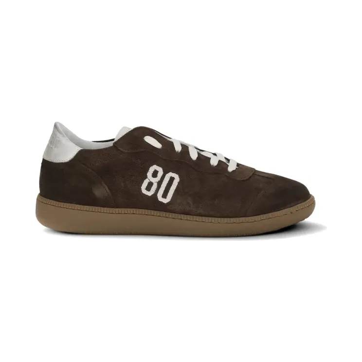 BE980 Harvard 1 suède met geborduurd logo “Brown” (HARVARD1)