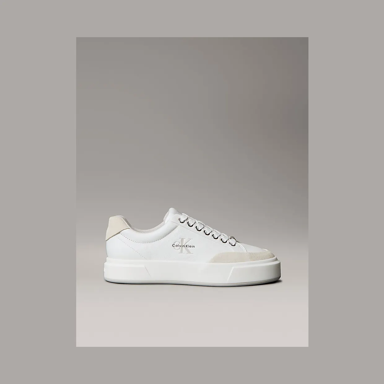 Calvin Klein Premier – Leather Signature “BRIGHT WHITE/LIGHT CASHEW/MOONSTR” (YW0YW020230K7)