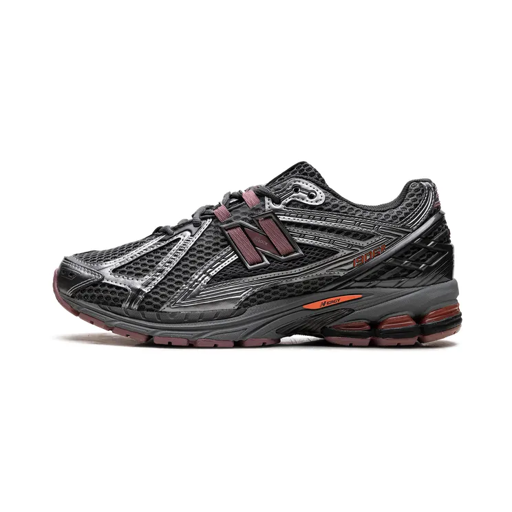 New Balance 1906 “Dark Silver/Rosewood”: donker zilver, warm randje