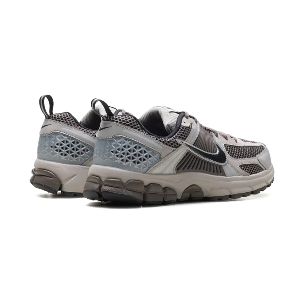 Nike Zoom Vomero 5 GS “College Grey Black-Cave Stone” (HF6998-010)