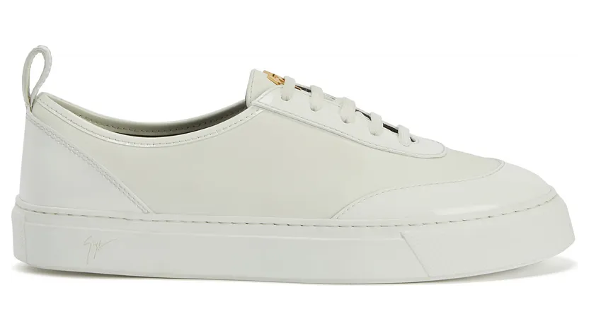Giuseppe Zanotti Sneaker basse en cuir blanc avec inserts en cuir verni ton sur ton, arborant un détail signature » en métal doré sur la languette. la semelle en caoutchouc blanc confortable offre à cette chaussure une finition parfaite. (RS20064003)
