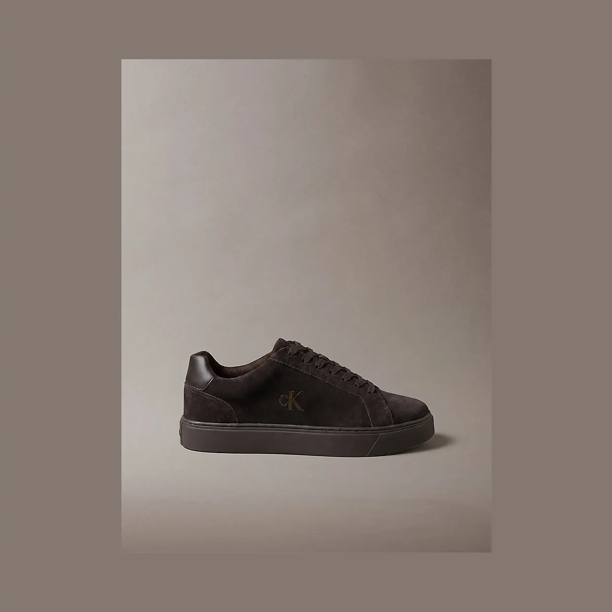 Calvin Klein Ck Baseline – Suede Signature Logo “FUDGE/TURKISH COFFEE” (YM0YM014340KR)