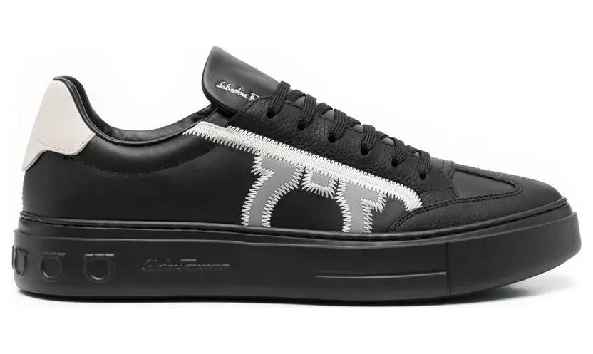 Ferragamo Sneakers mit Gancini-Print – Schwarz (753141)
