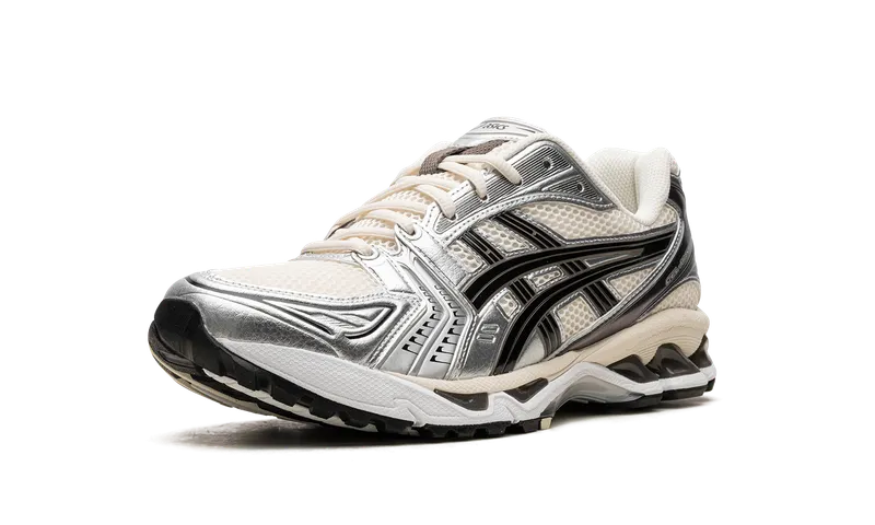 Gel-Kayano 14 “Cream/Black”: zilver, creme en een paars hielstuk (3)