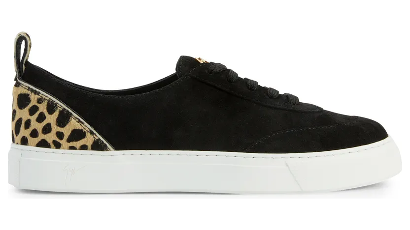 Giuseppe Zanotti Sneaker basse en daim noir avec insert en poulain tacheté à l’arrière, arborant un détail signature » en métal doré sur la languette. un petit détail signature » en métal doré sur le côté de la chaussure et une semelle en caoutchouc blanc contrastant (RS20063001)