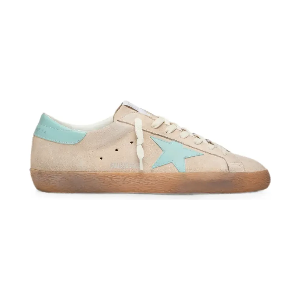 Golden Goose Super-Star aus beigem Veloursleder mit aqua-grünen Stern- – Nude (GMF00101F008551)