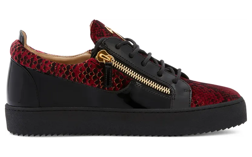 Giuseppe Zanotti Sneakers basses, confectionnées en velours bordeaux et cuir verni noir avec lacets en coton assortis, dotées d’un détail signature » en métal doré sur la languette et de fermetures à glissière dorées sur les côtés de la tige. la semelle en caoutchouc noir (RU00092011)