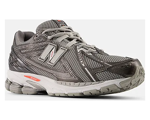 New Balance 1906 “Black Metallic”: stealth-mode aan (4)