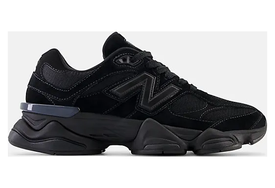 New Balance 9060 “Triple Black” (U9060BPM): zwart op zwart, met één grijze onderbreking