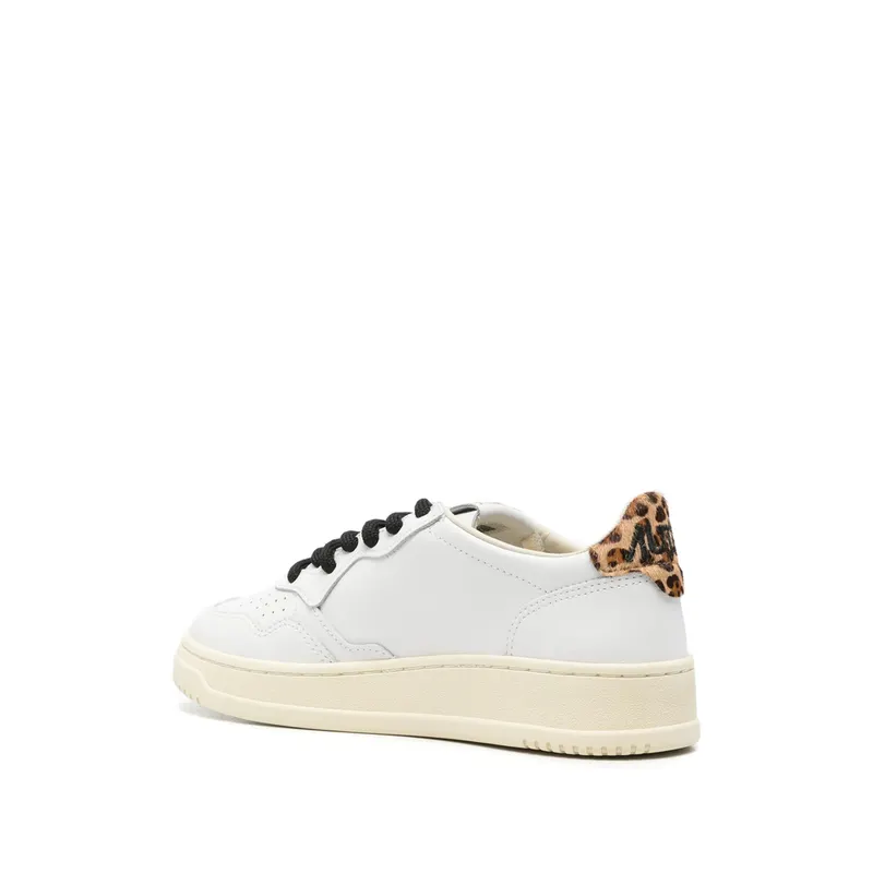 Autry Medalist LOW “White” (AULW OC02)