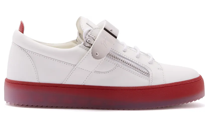 Giuseppe Zanotti Cette sneaker basse zanotti emblématique et inimitable a été revisitée avec une tige en cuir blanc et arbore une tirette en cuir verni rouge fiamma » ainsi qu’un imprimé signature » ton sur ton débossé sur la languette. une sangle en métal argenté ave (RM20057002)