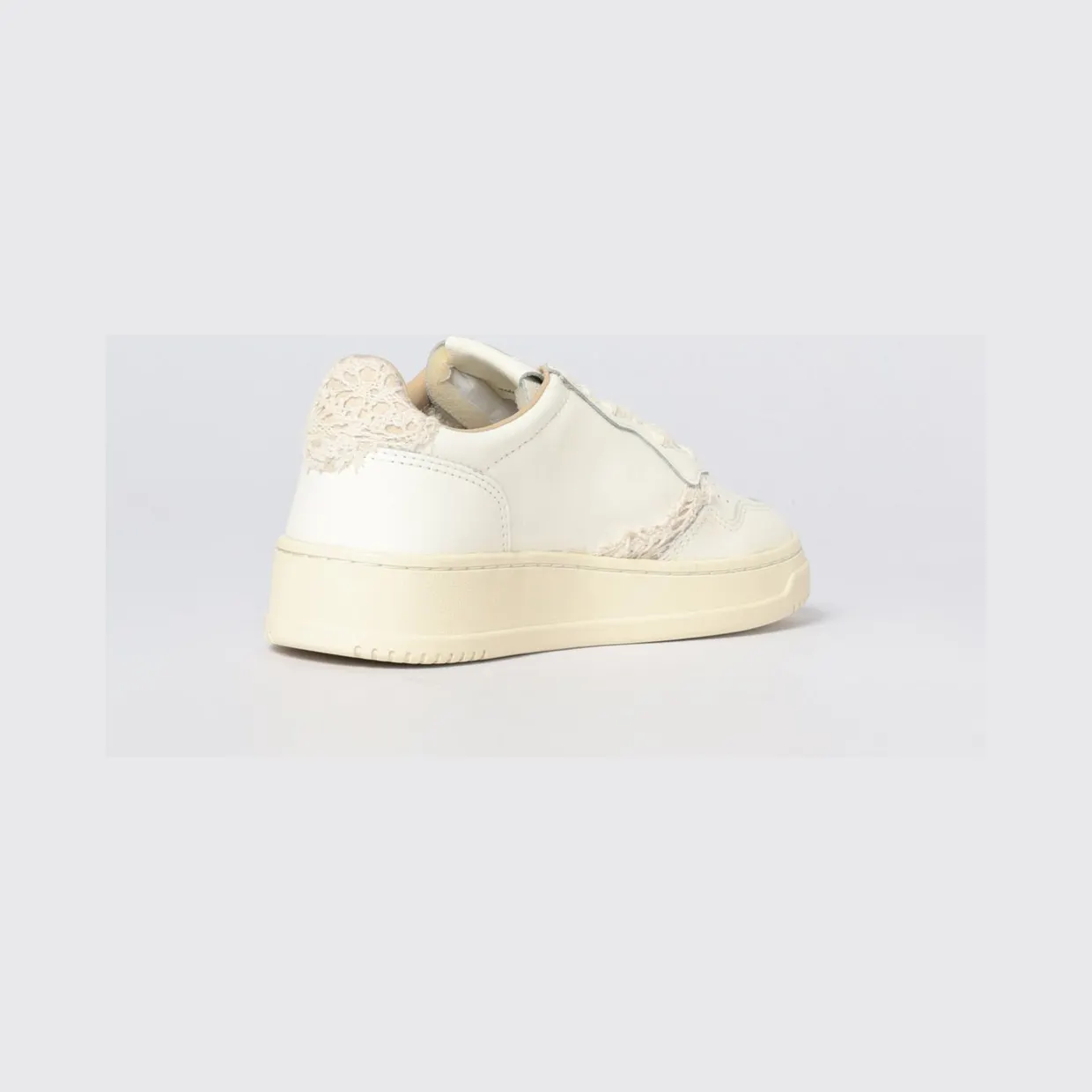 Autry Medalist Low Leather Sneakers with Lace Details Black (AULWMJ01) (2)