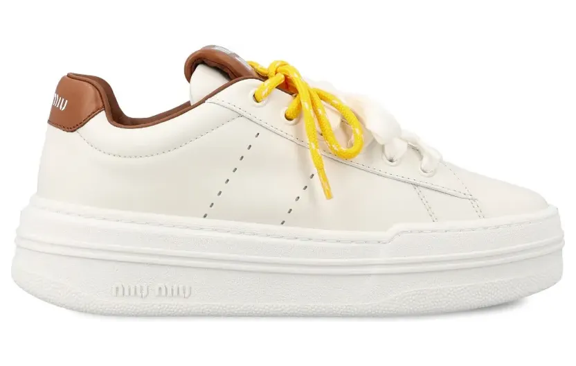 Miu Sneakers met logo-reliëf – Beige (5E710E3L48)