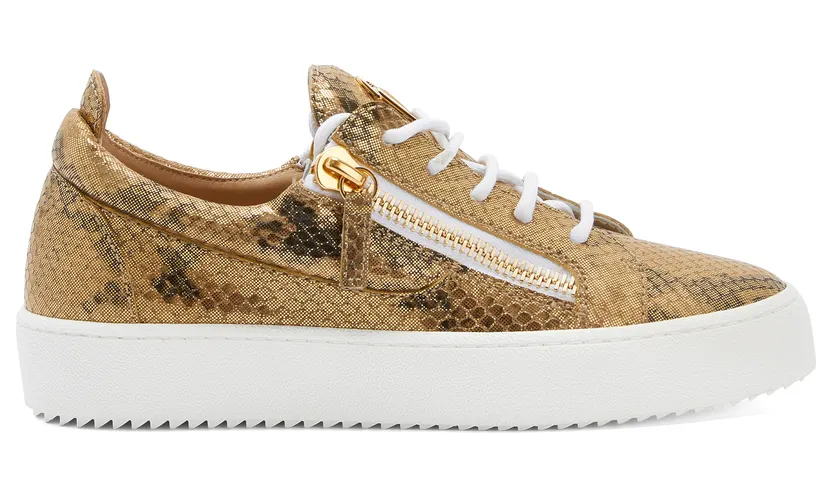 Giuseppe Zanotti Sneakers basses confectionnées en cuir lamé doré imprimé python avec lacets en coton blanc, dotées d’un détail signature » en métal doré sur la languette et de fermetures à glissière dorées sur les côtés de la tige. la semelle en caoutchouc blanc offre à (RW20001003)