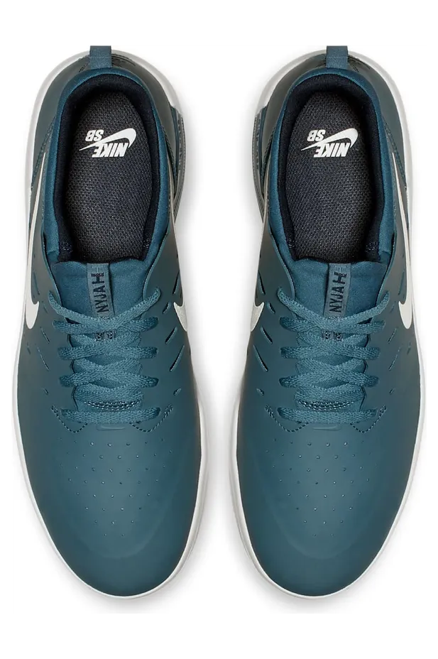 nike-free AA4272-400