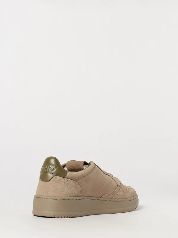 Autry Medalist Low Trainers in Smooth Calfskin with Perforated Toe Beige (AULMOH03)